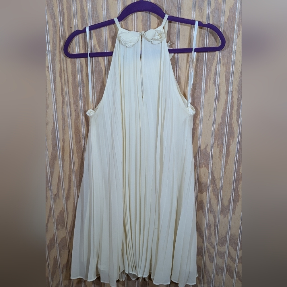 NWOT Cream White Pleated Halter Dress with Flower Detailing at Neckline Size 6 - Picture 4 of 12